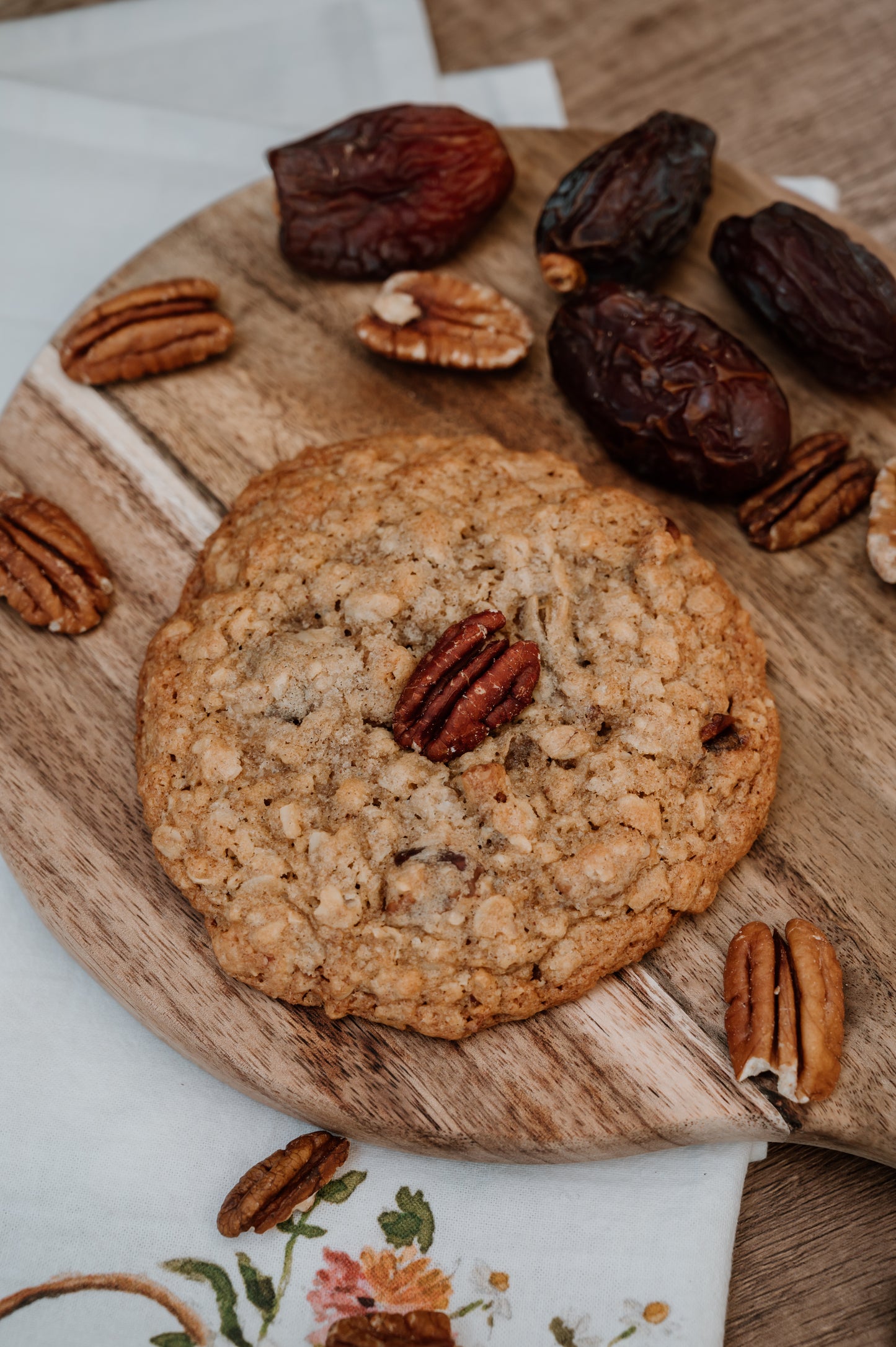 Oatmeal Medjool Date & Toasted Pecans