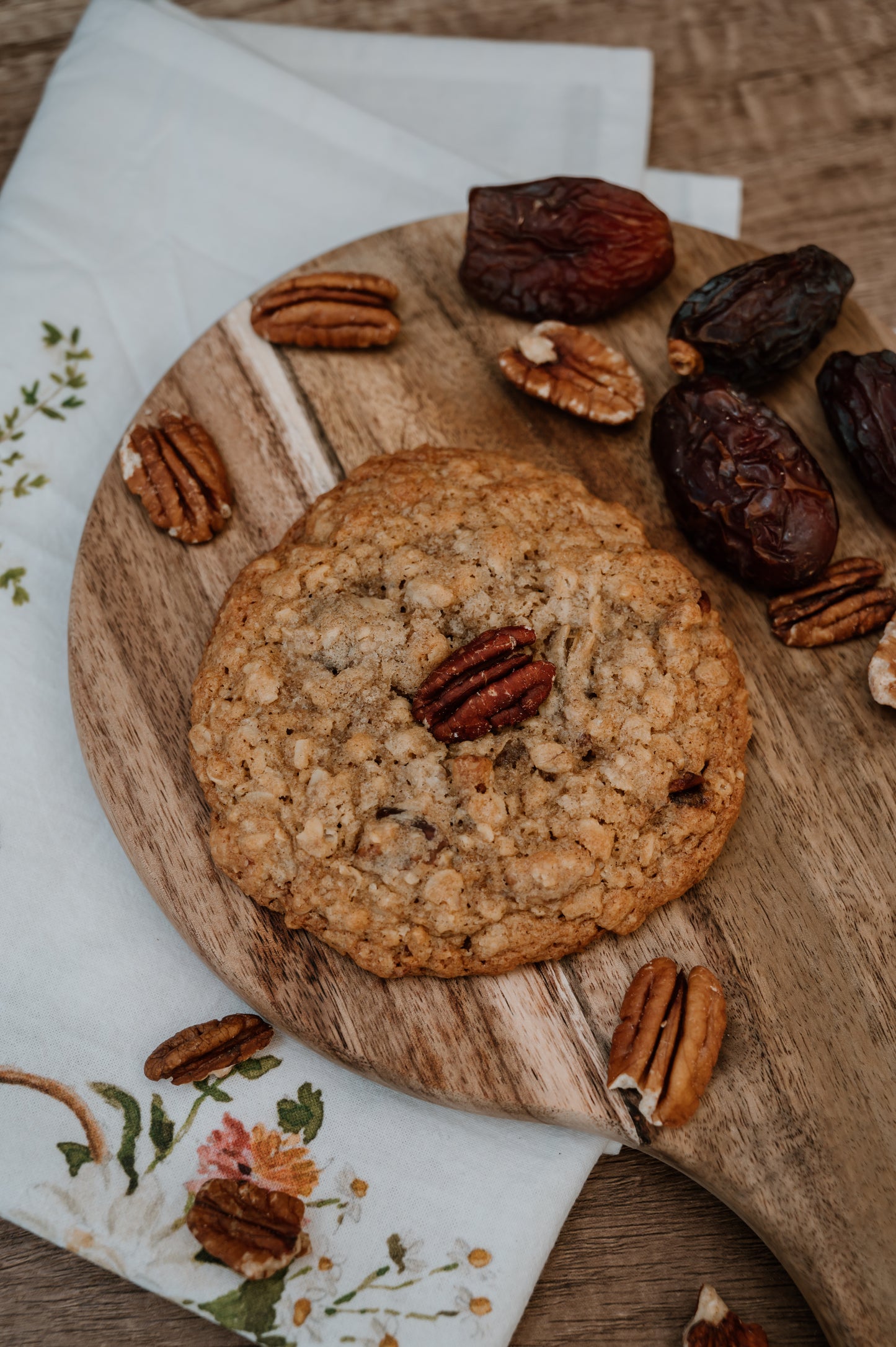 Oatmeal Medjool Date & Toasted Pecans