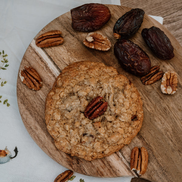 Oatmeal Medjool Date & Toasted Pecans